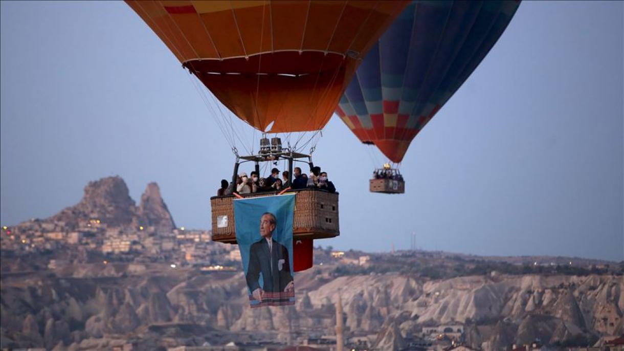 پرواز بالن‌ها با پرچم ترکیه و پوستر‌های آتاترک در کاپادوکیا