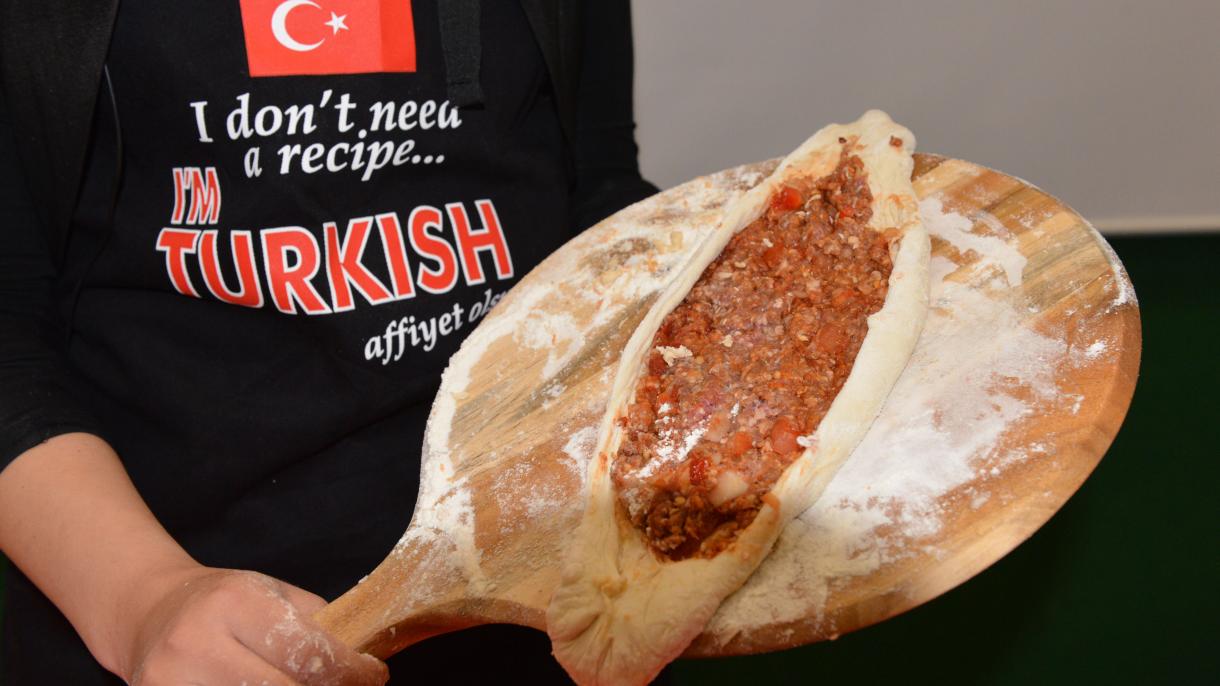 A hagyományos török ízek közül húsos és sajtos pitét készítették el Ausztráliában