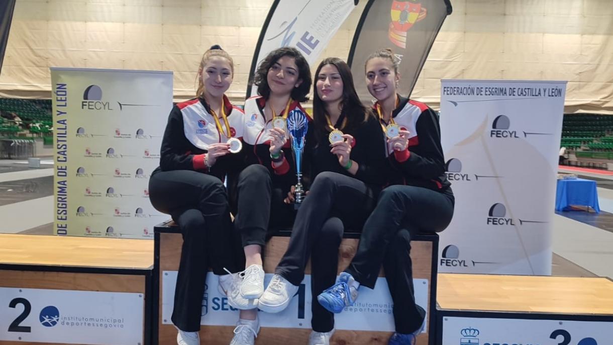 Selección turca femenina de esgrima espada se hace campeona de Copa Mundial Juvenil