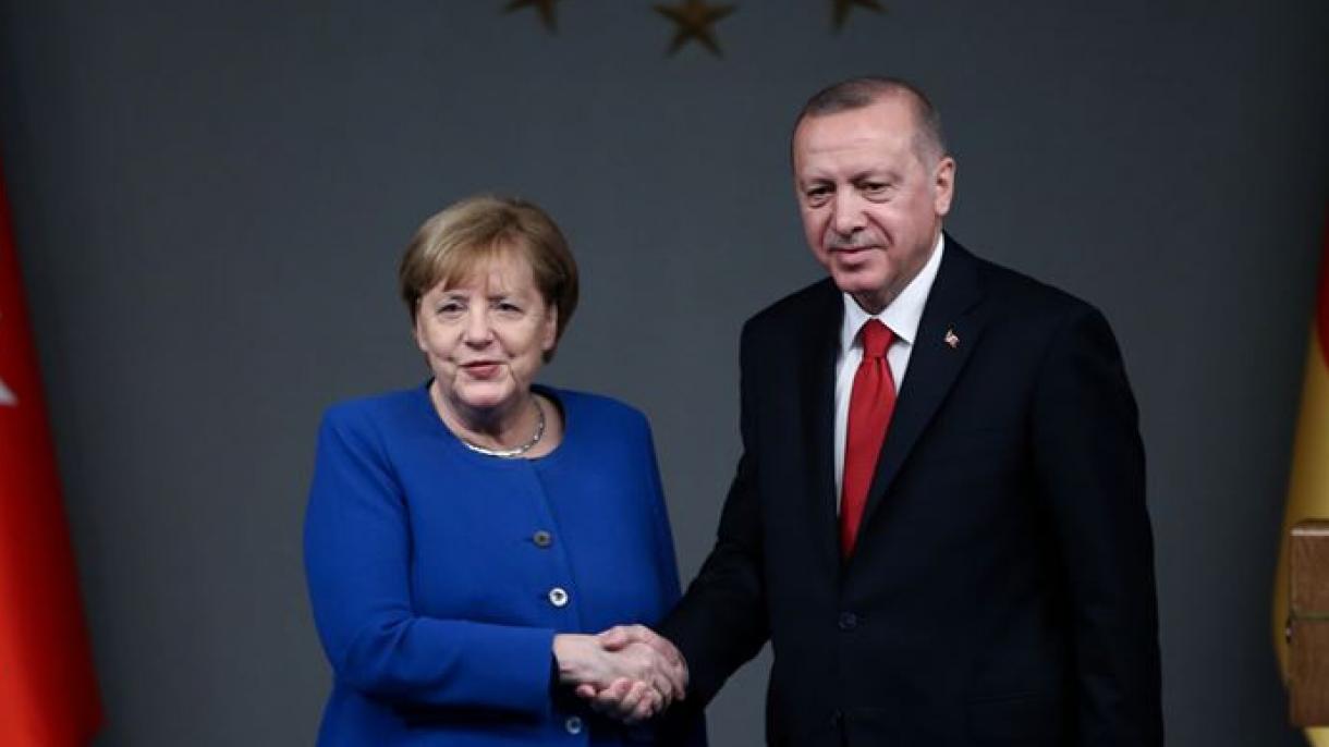 رجب طیب اردوغان، رئیس جمهور تورکیه با آنگیلا مارکل صدر اعظم آلمان ازطریق تیلفون گفت‌وگو کرد