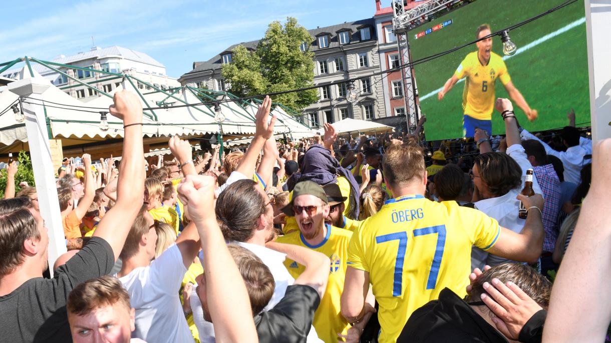 瑞典球迷欢庆国家队进入四分之一决赛
