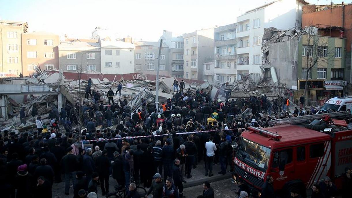 伊斯坦布尔一大楼坍塌