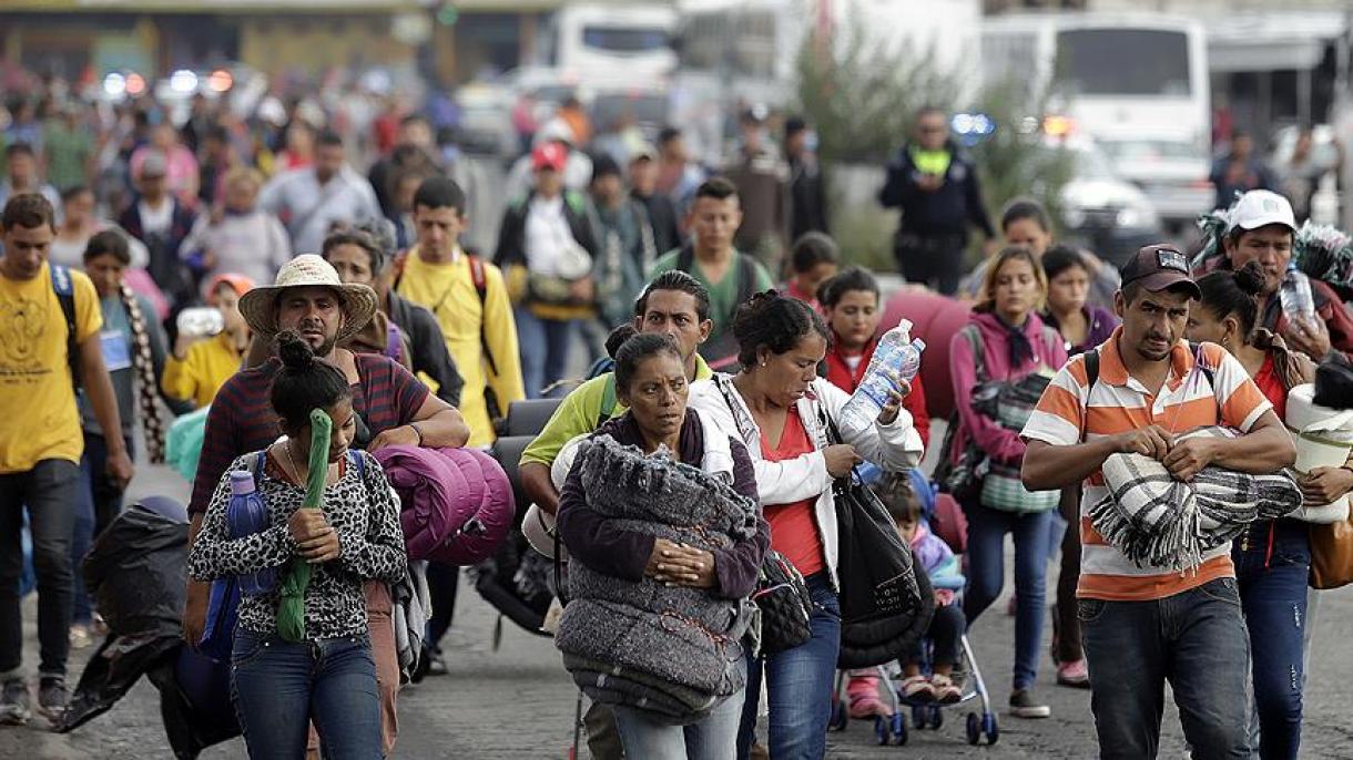 首批“大篷车”移民抵达墨西哥首都