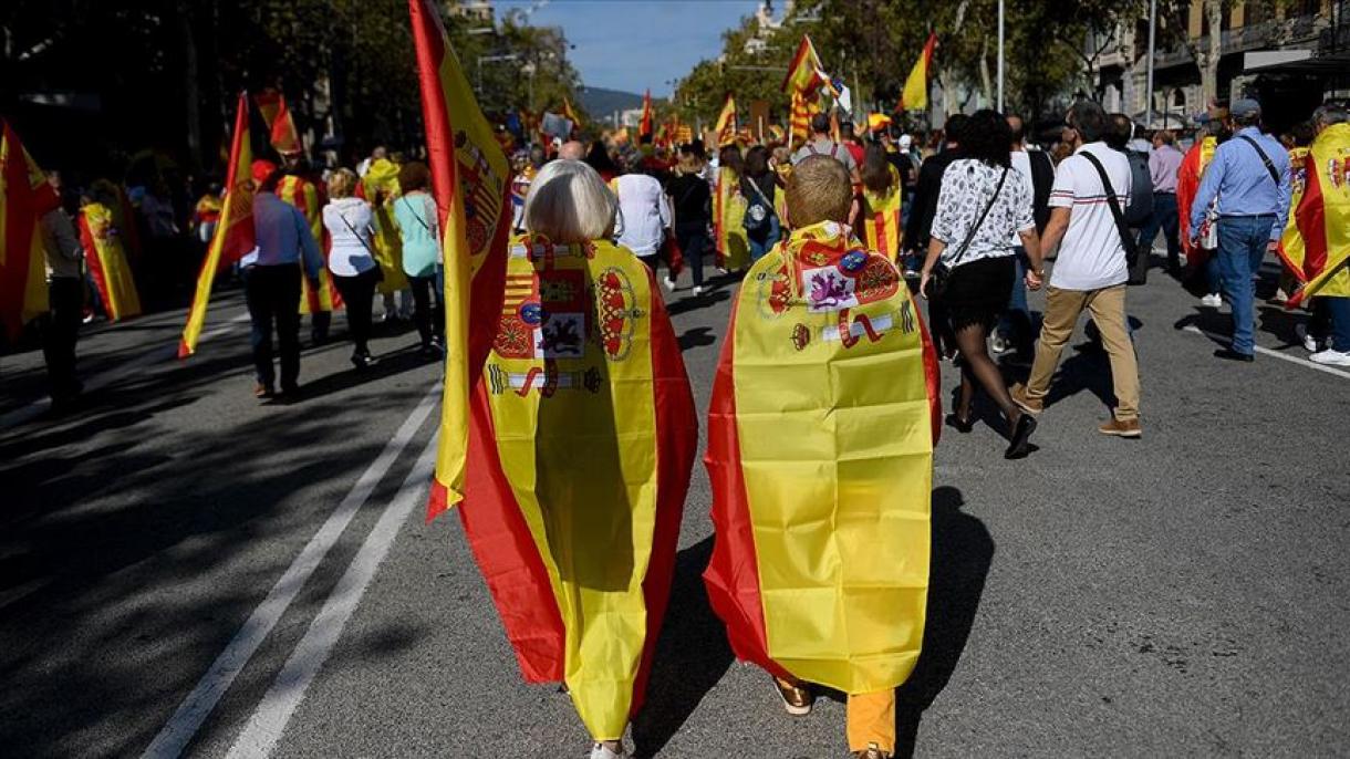 Miles de personas marchan en Barcelona en contra de la independencia de Cataluña