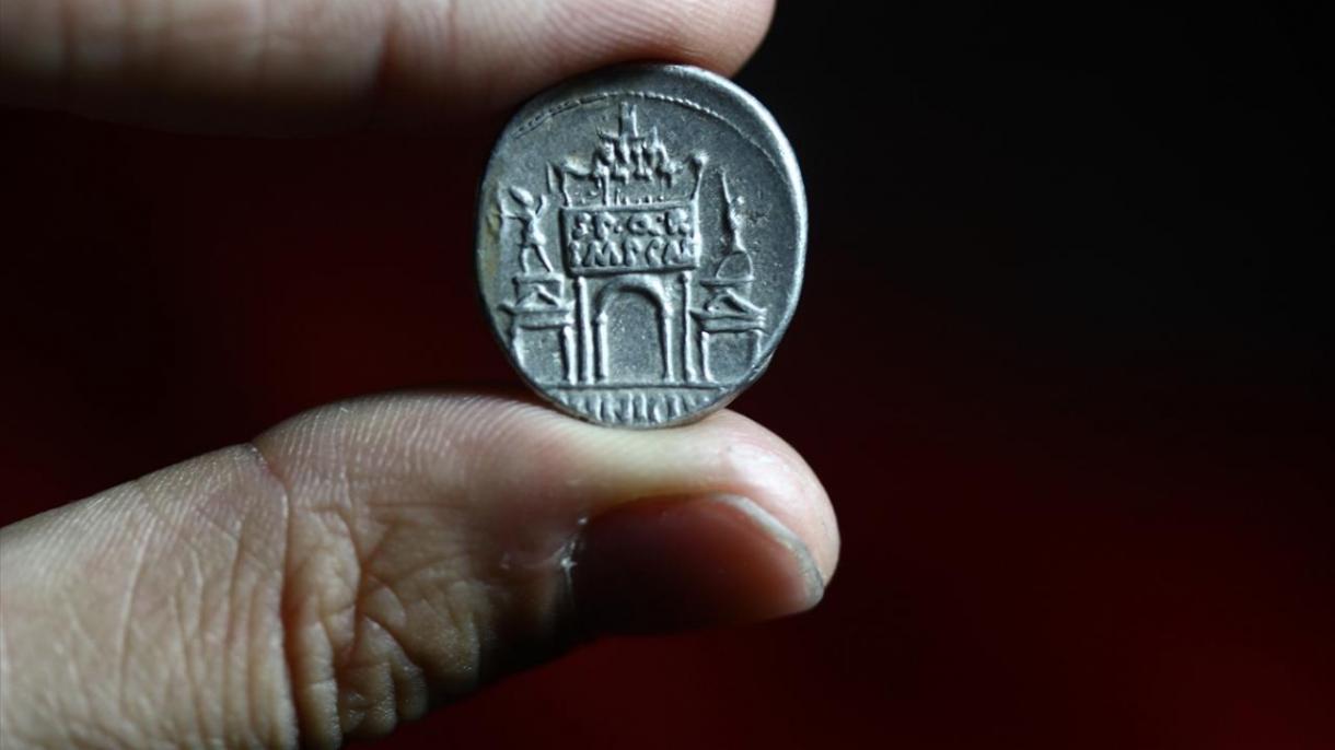 Hallan colección de monedas única de la época romana en la ciudad antigua de Aizanoi