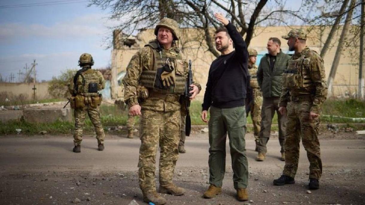 乌克兰总统泽连斯基访问继续遭俄军袭击的城市