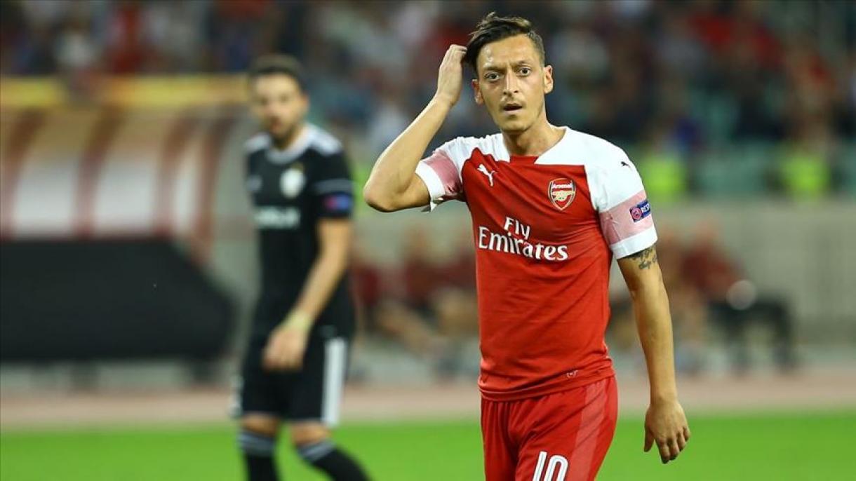 Mesut Ozil assegnerà premi ai suoi seguaci che restano a casa