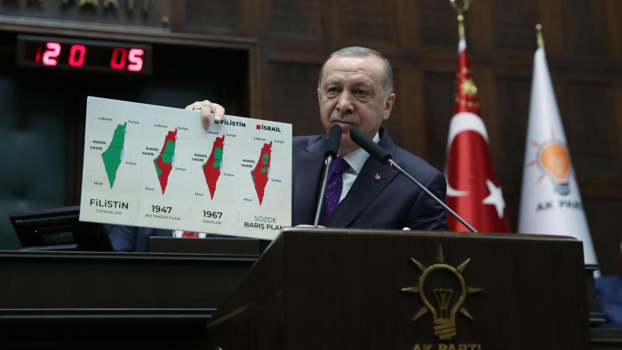 Erdogan critica dimostrando sulla mappa il presunto piano di pace di Trump