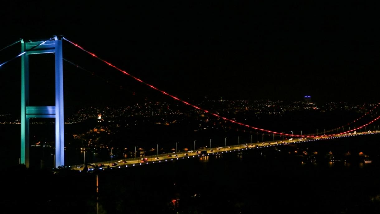 Azerbajdzsán zászlójának színeibe borult a Fatih Sultan Mehmet híd