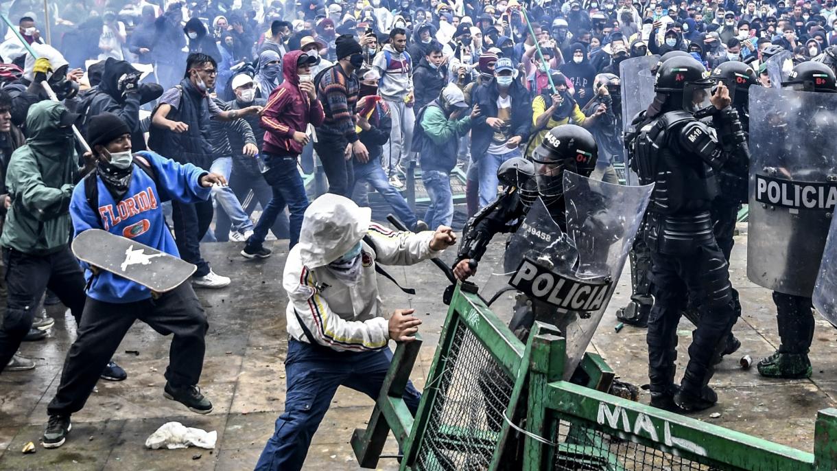 Dos muertos, toques de queda y militarización en Colombia tras jornada de  paro nacional