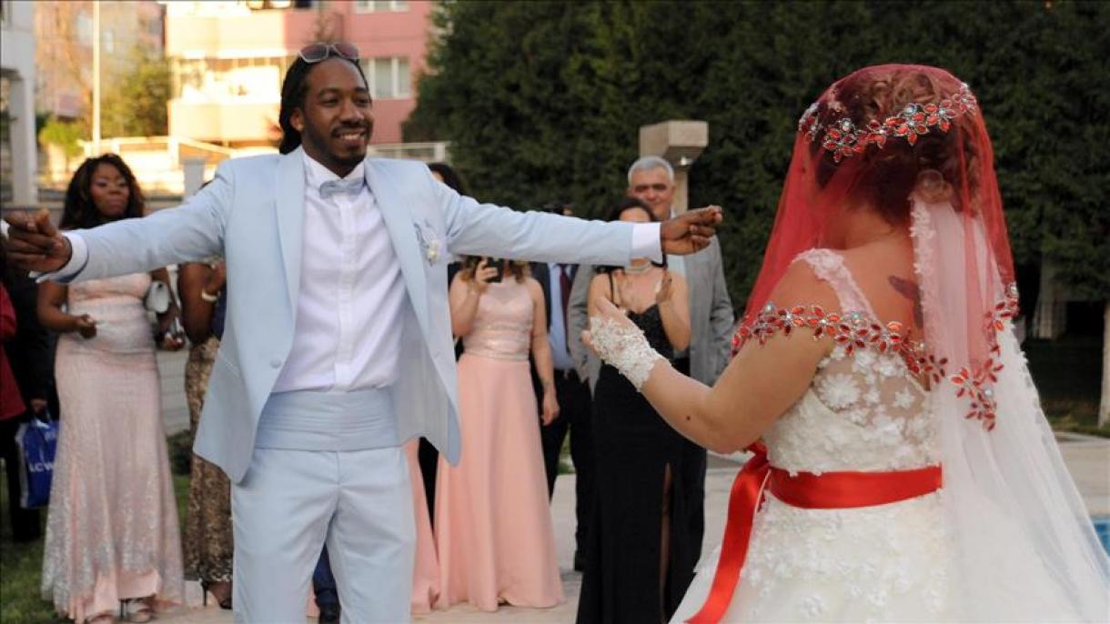 مراسم سنتی ازدواج داماد تازه‌مسلمان هلندی و عروس ترکیه‌ای