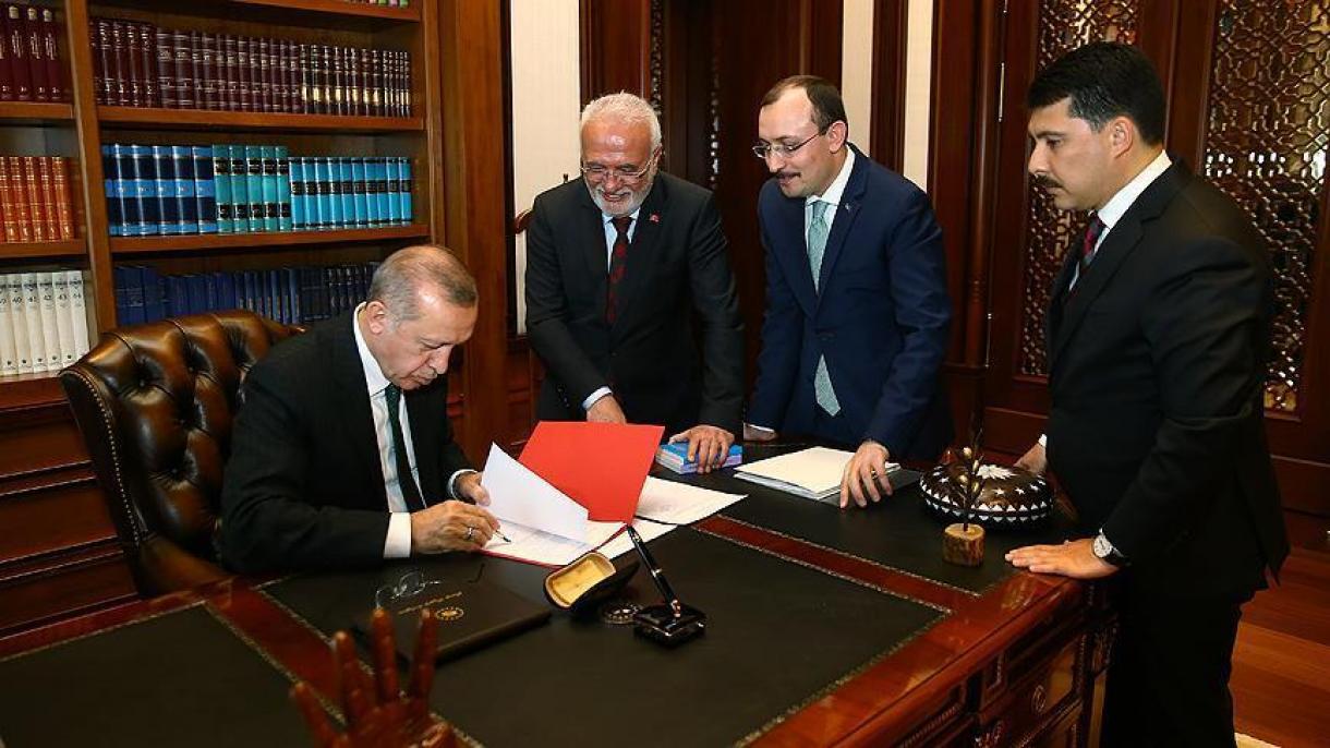 اردوغان درخواست نامزدی خود برای انتخابات ریاست جمهوری را امضا کرد