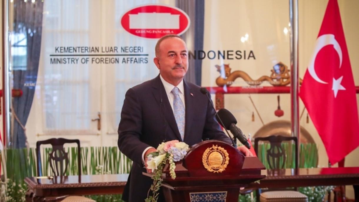 Çavuşoglu destaca a importância das relações comerciais com a Indonésia