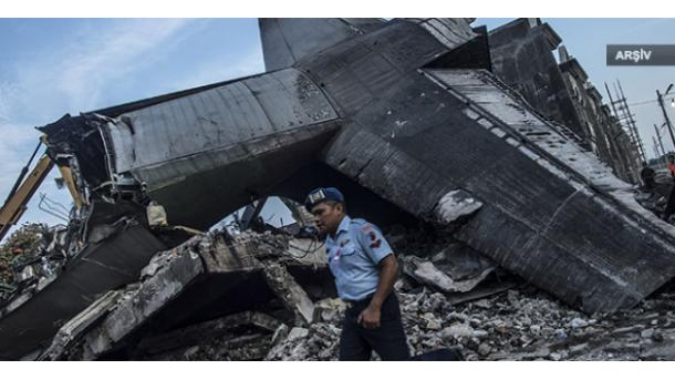 一架印尼飞机坠落民房屋顶