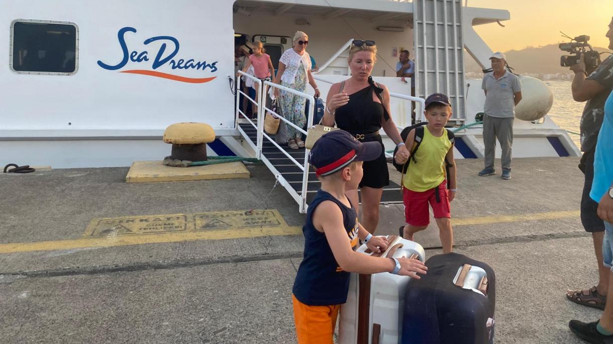 یونان کے روڈز جزیرے سے سیاحوں کو مارمریس منتقل کردیا گیا