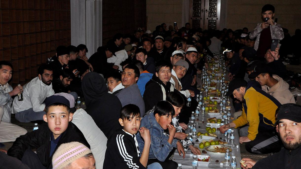 Csoportos étkezést szervezett Türkiye kirgizisztáni nagykövetsége