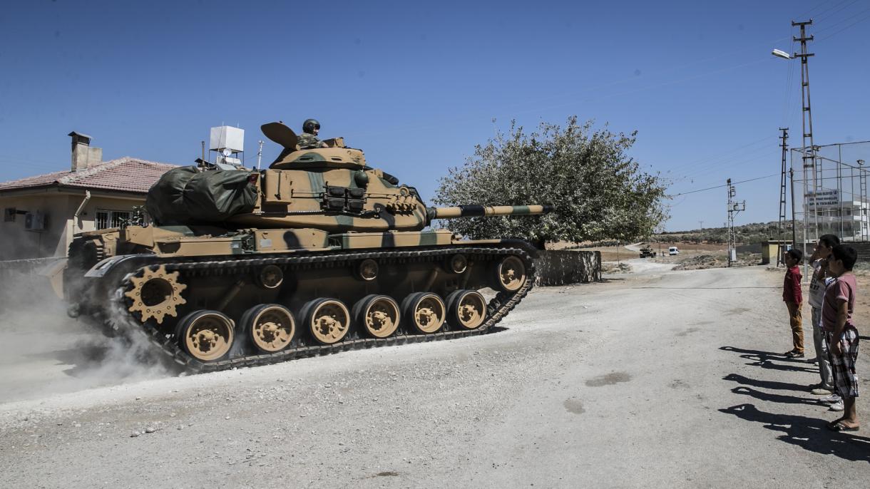 Prosigue el transporte militar a la frontera de Siria