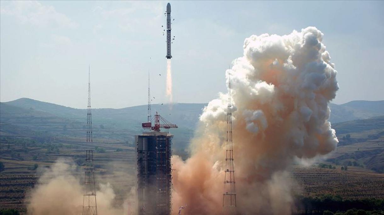 China ha lanzado los transbordadores de exploración, un satélite y un robot al Marte