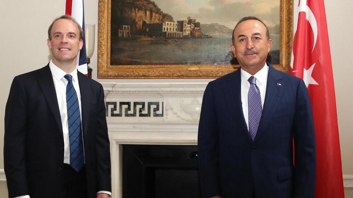 Çavuşoğlu encontra seu colega britânico Raab em uma visita ao Reino Unido