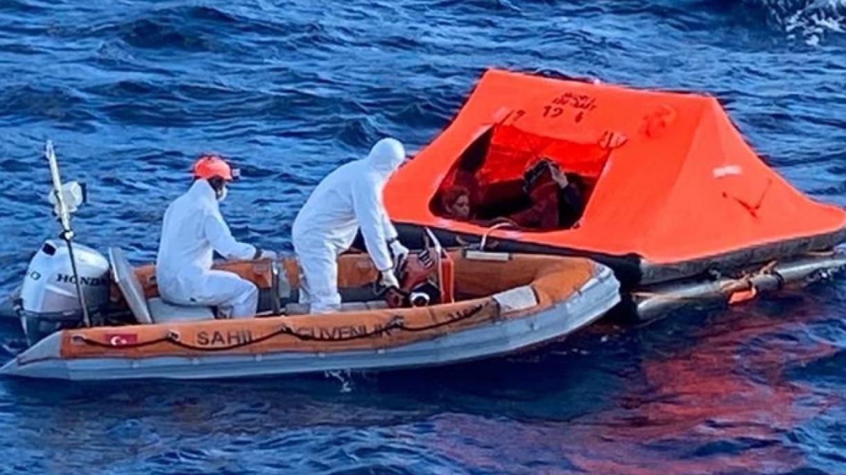 土耳其海岸警卫队营救海上遇险移民