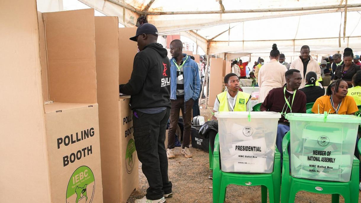 肯尼亚选民前往投票站