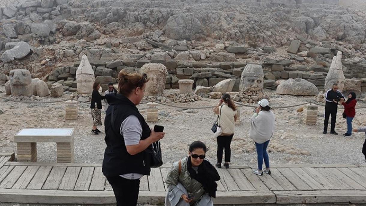 Las ruinas de la montaña Nemrut en 6 meses se visitaron por parte de 61 mil personas