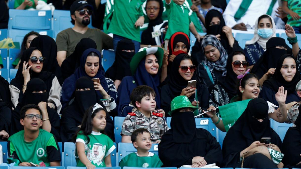 Сауд Арабияда аялдар стадиондо