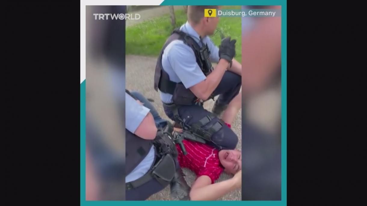 پولیس آلمان به طرز وحشیانه ای به پسر 13 ساله تورکیه ای دستبند زد