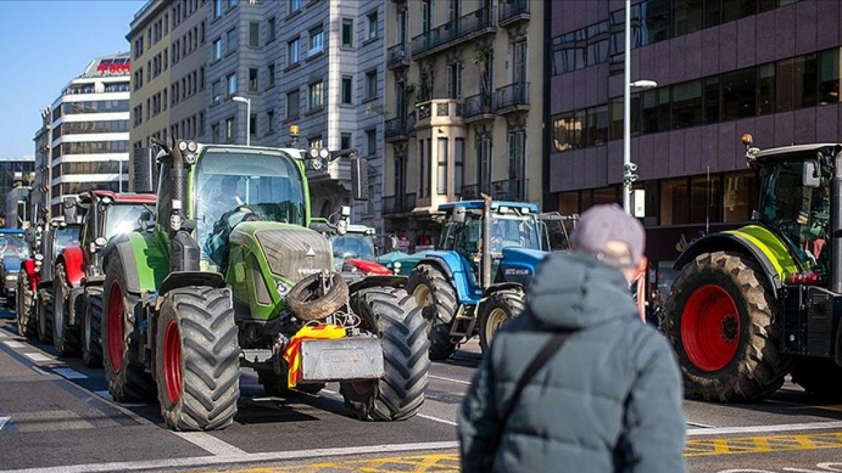 کشاورزان اسپانیایی برای سومین روز متوالی جاده‌های این کشور را مسدود کردند