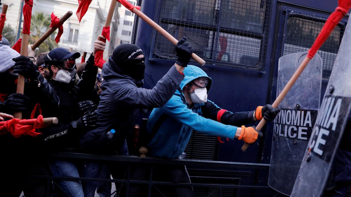 Professores gregos enfrentam a polícia de choque no centro de Atenas