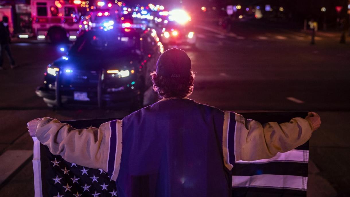 Dezenas de mortos, incluindo um policial, em um tiroteio em Boulder