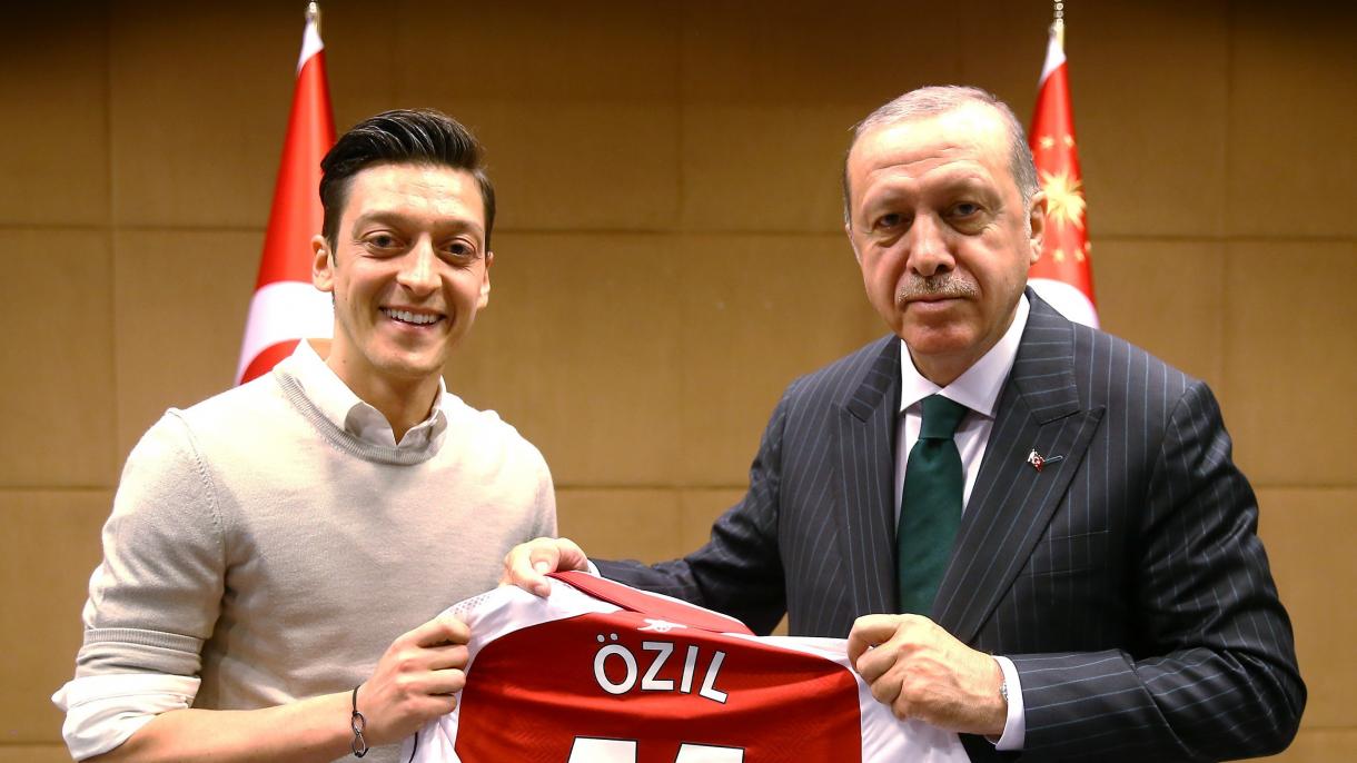Mensajes de apoyo de los políticos a Mesut Özil
