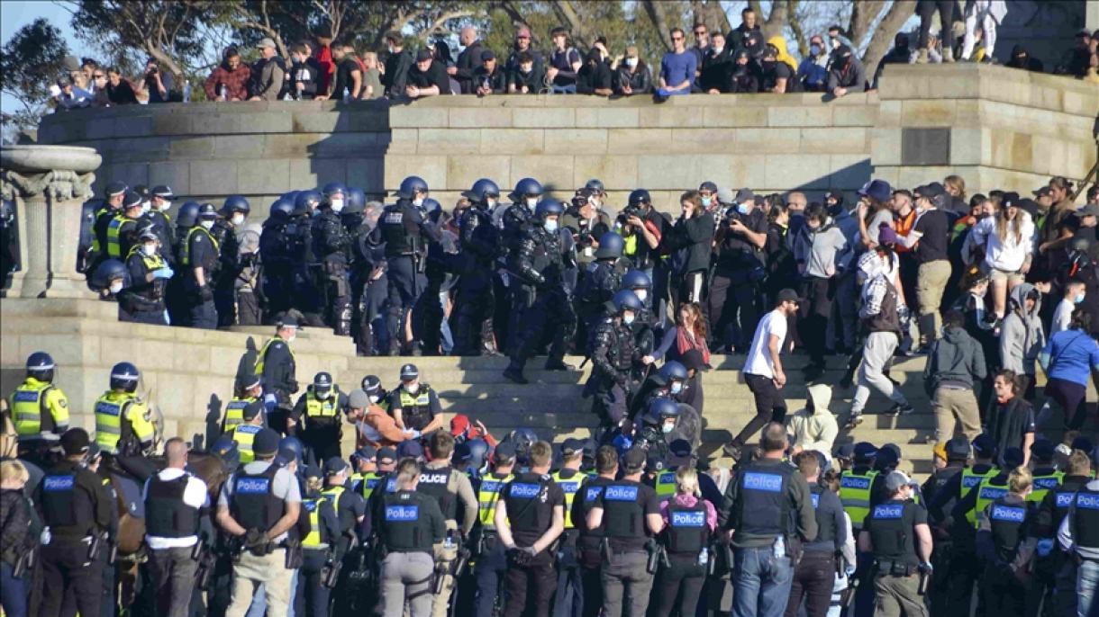 Australia enfrenta continuas protestas y un gran aumento en los contagios de COVID-19