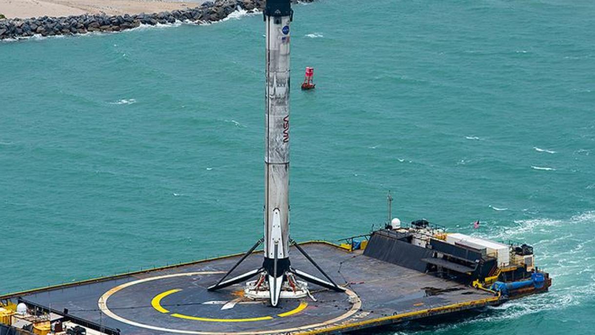 El cohete espacial Falcon 9 aterriza en tierra