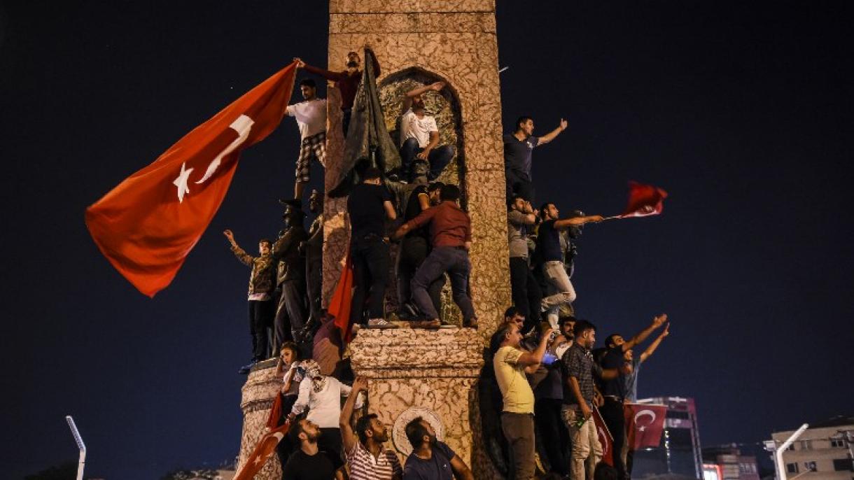 Los ciudadanos en las cuatro esquinas de Turquía protestaron la intentona golpista