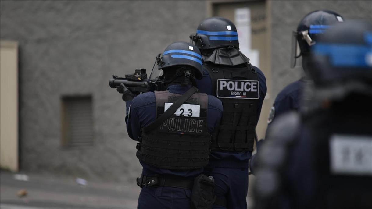 法国七名警察被拘留