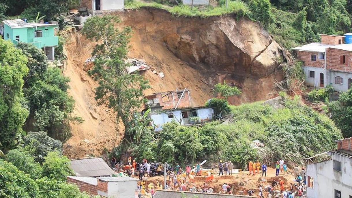 巴西里约热内卢山体滑坡5人死亡