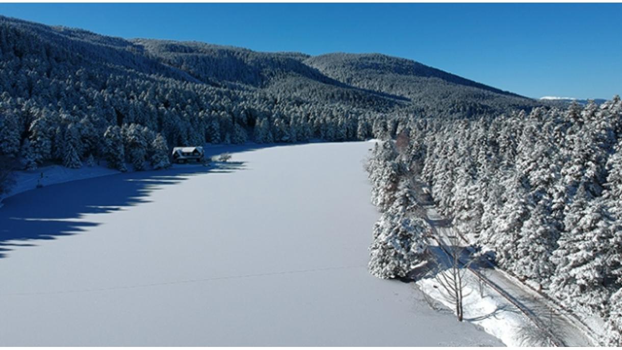 Se congeló el lago en el Parque de Naturaleza Gölcük, la perla de Bolu