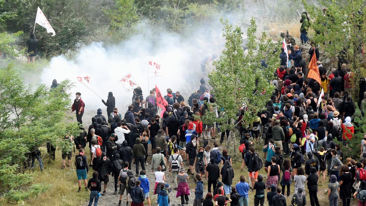 italya yuksek hizli tren protesto1.jpg