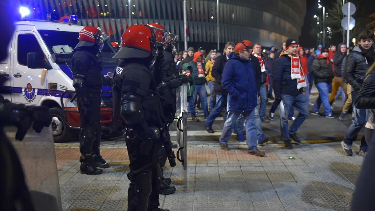 Muere un policía vasco durante enfrentamientos entre hinchas en Bilbao