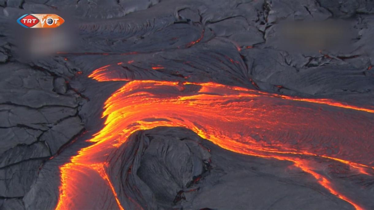 夏威夷基拉韦厄火山熔岩汇入大海的壮观一刻