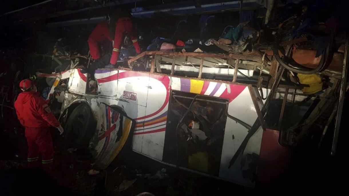 Több mint húszan haltak meg egy bolíviai buszbalesetben