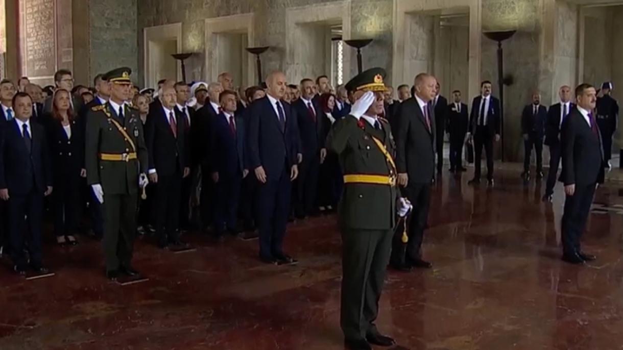 土耳其总统在胜利日之际敬谒国父陵园