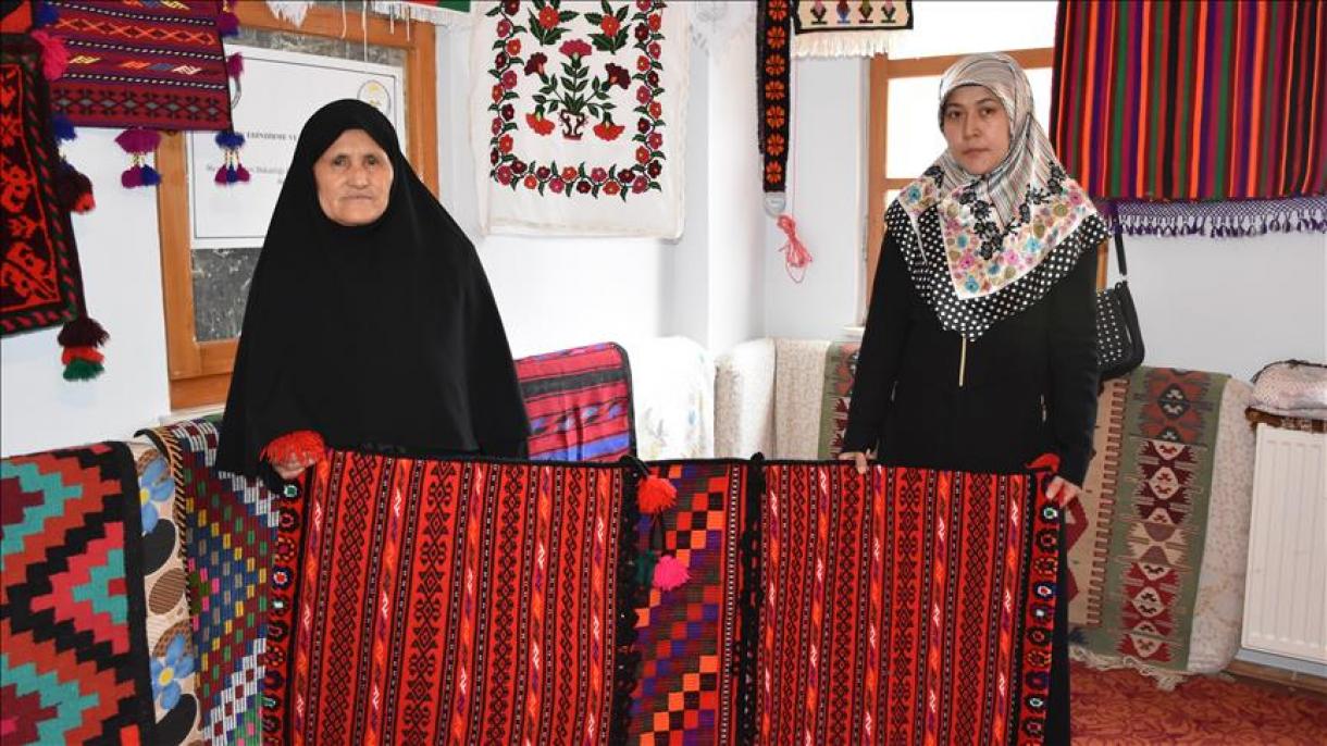 زنان افغان و ایرانی در ترابزون ترکیه در دوره آموزش بافت قالیچه
