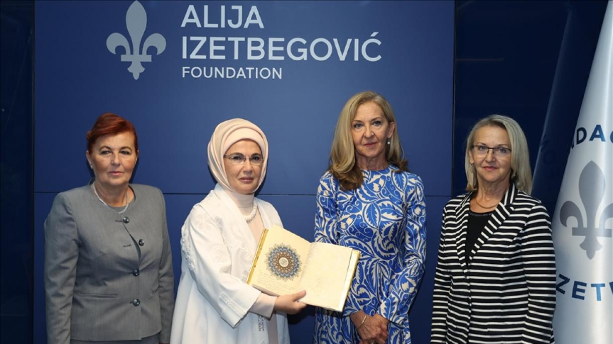 Емине Ердоган ја посети Фондацијата „Алија Изетбеговиќ“ во Сараево