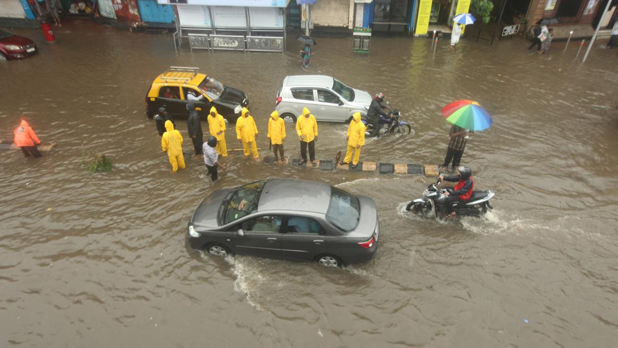 侵袭印度西部的洪水两天内造成数十人丧生