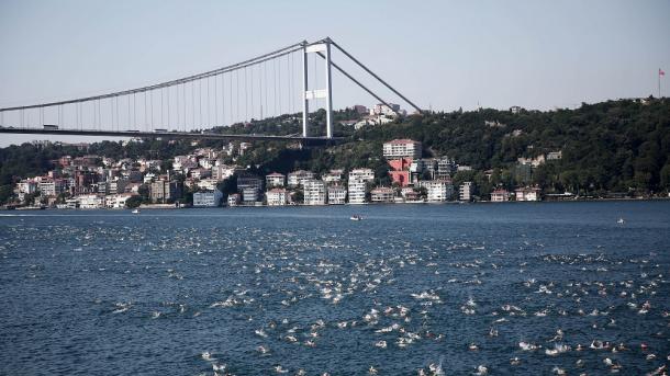 Algák festették meg a Boszporusz vizét