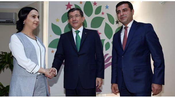 Premier Davutoğlu visita la sede del Partido HDP