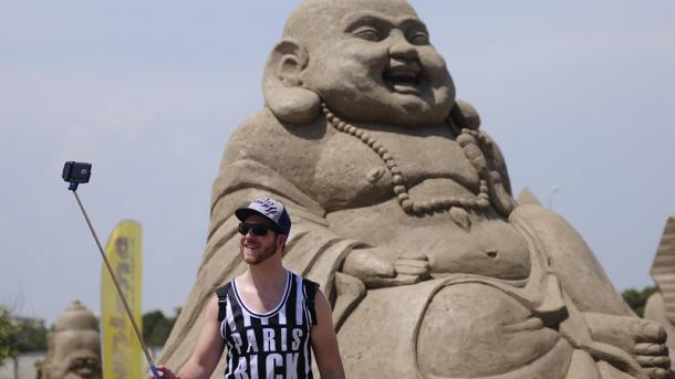 Esculturas de arena reciben la atención de turistas en Antalya