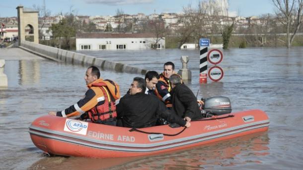 Cheias obrigam a evacuações na Turquia, Grécia e Albânia